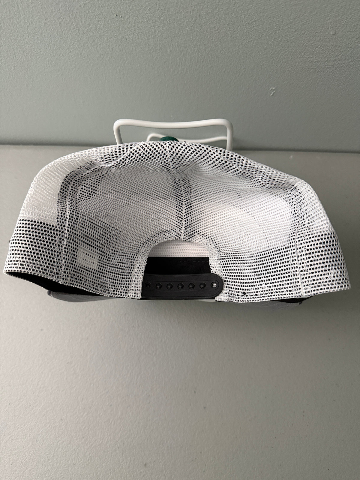 Back View: Front profile shot of a brand new New Era New York Jets The Golfer snapback hat featuring a green and white sublimated tie dye front panel, premium embroidered white jets logo, gray structured brim, and breathable white mesh trucker backing. 